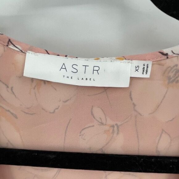 ASTR The Label Blush Ivory Deep V-Neck Floral Ruffle Blouse Size XS - Picture 3 of 7